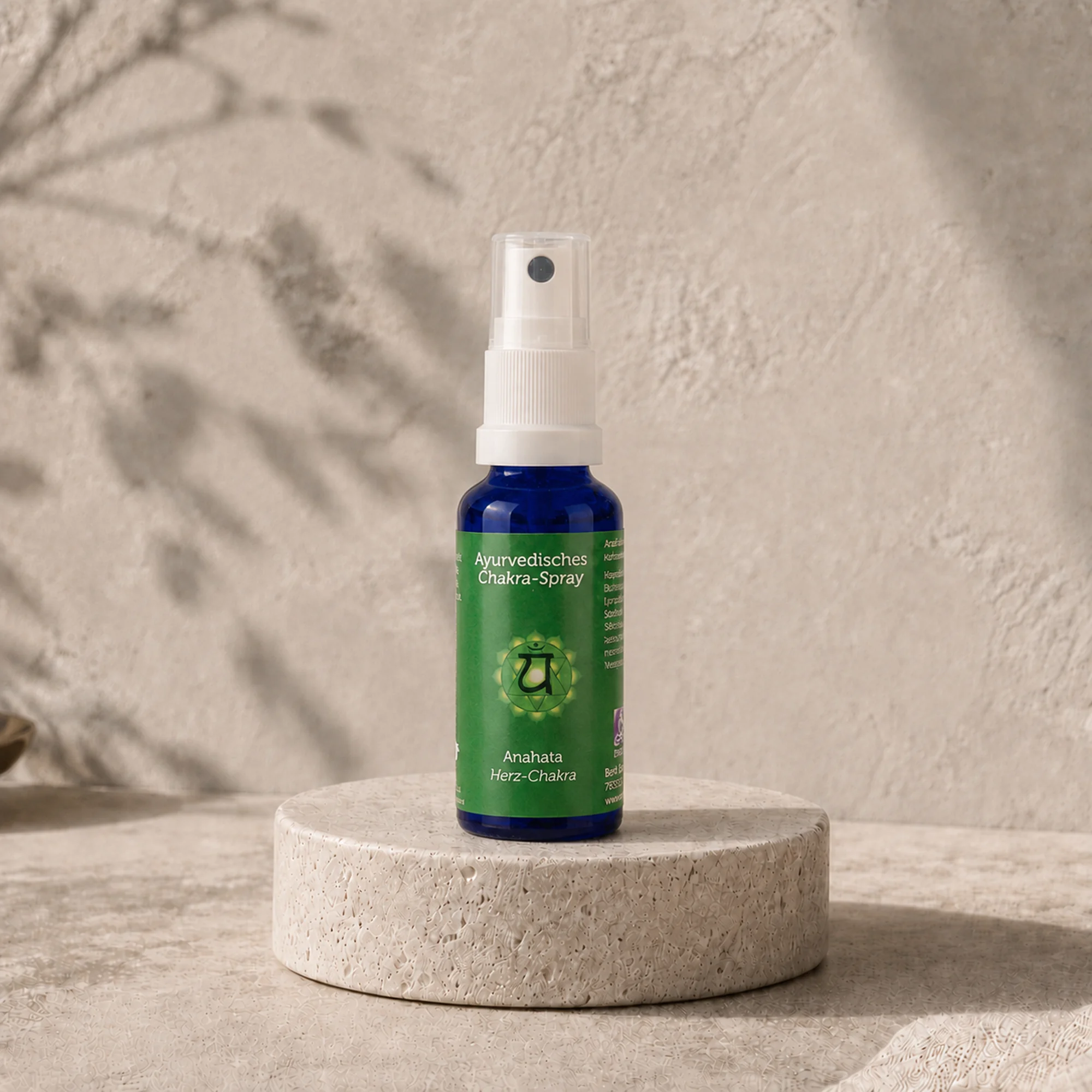 Berk Chakra-Spray Anahata für das Herz-Chakra auf einem runden Travertinpodest.