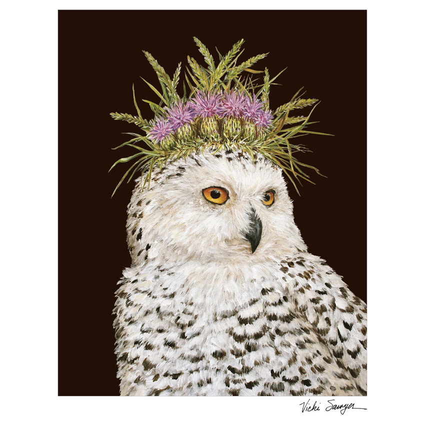 Illustration von Vicki Sawyer: Eine Schneeeule mit aufmerksamem Blick trägt eine Krone aus Disteln und Gräsern auf dem Kopf, gemalt auf dunklem Hintergrund – naturgetreu und königlich.