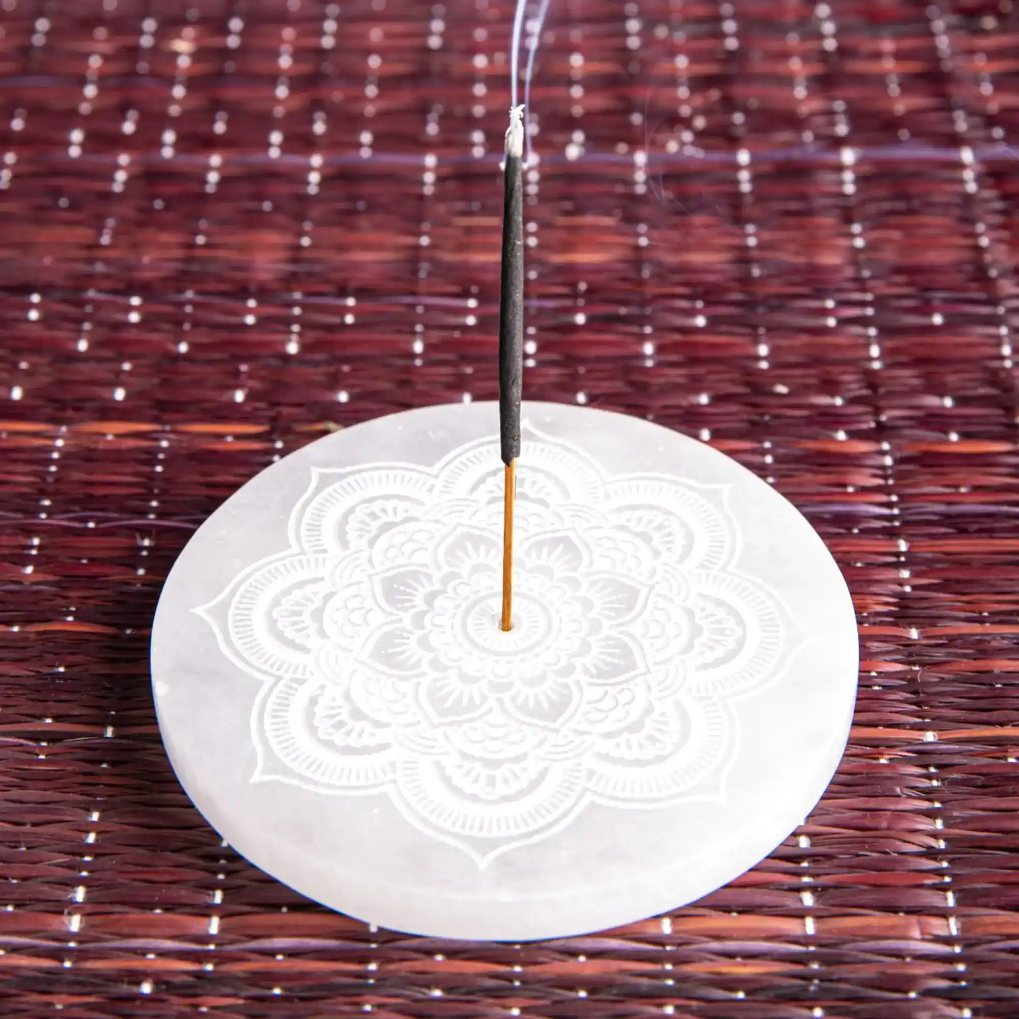 Weißer Mandala-Räucherstäbchenhalter von Berk mit brennendem Räucherstäbchen und aufsteigendem Rauch