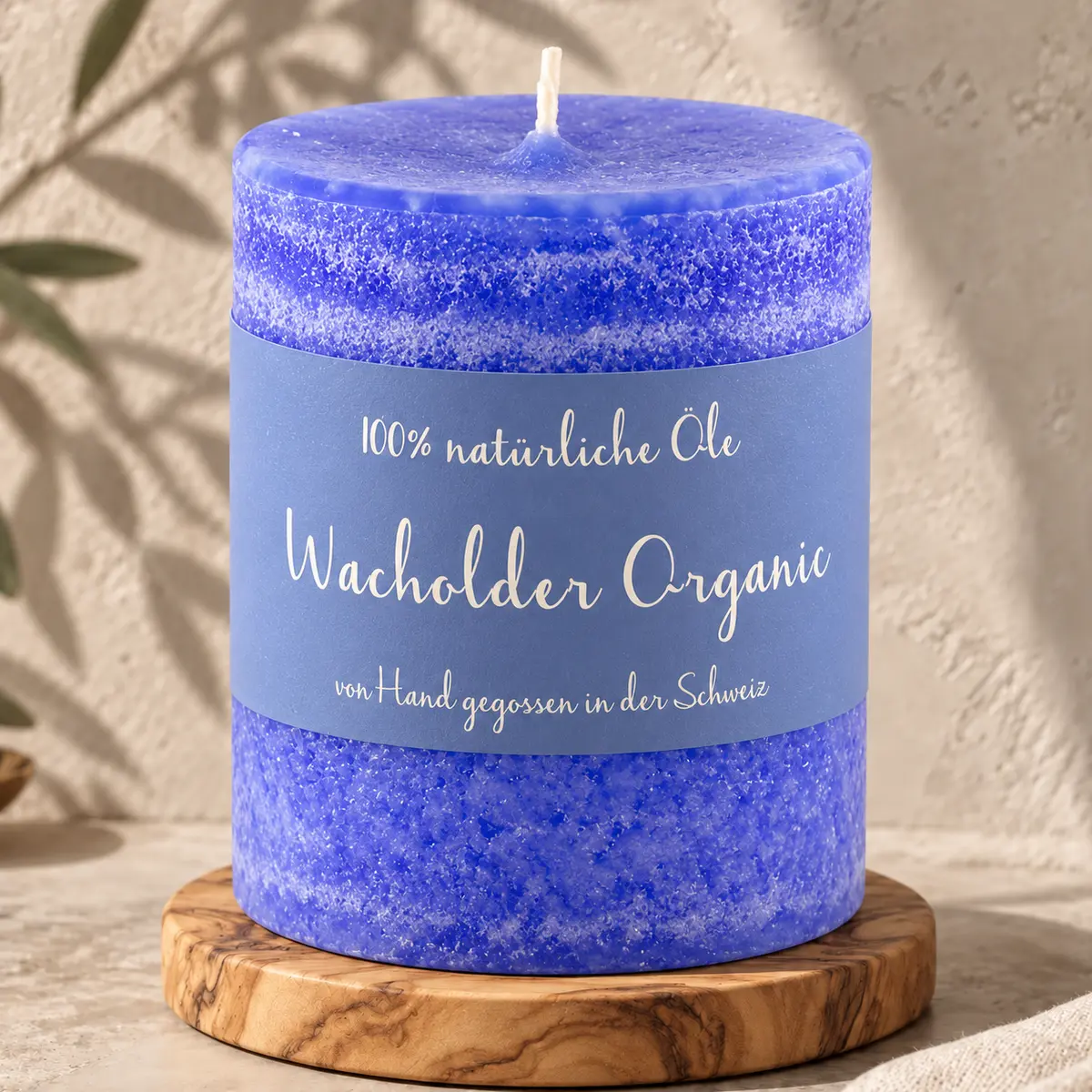 Blaue Schulthess Duftkerze Wacholder Organic aus 100 % natürlichen Ölen auf einem Holzsockel
