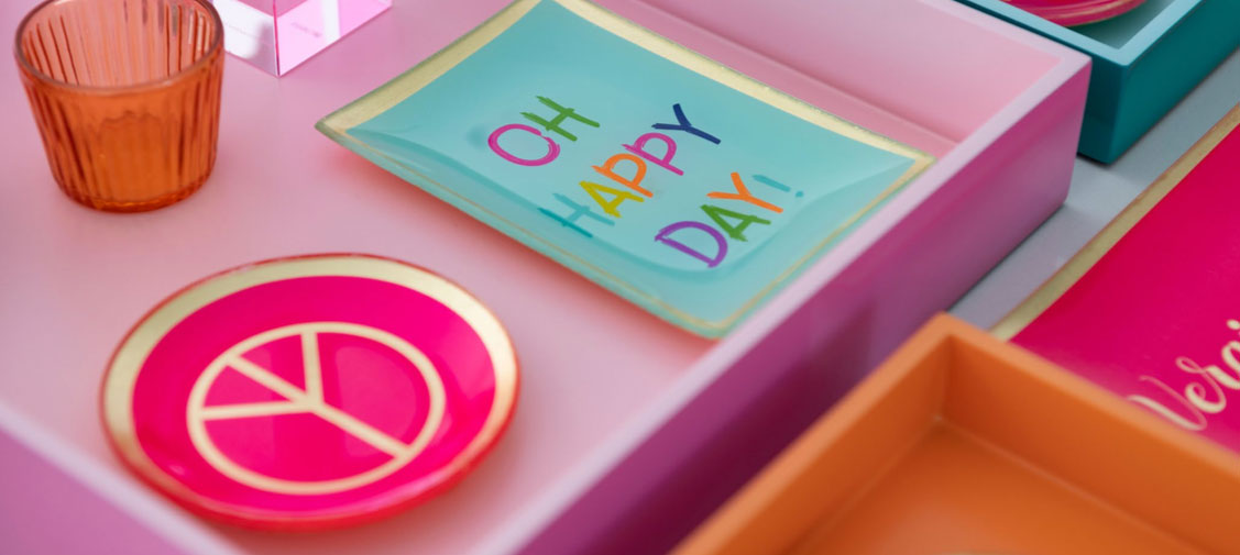 Love Plates Glasteller von Gift Company – fröhliche Deko-Teller in bunten Farben mit Schriftzug „Oh Happy Day“ und Peace-Symbol, modernes Design mit goldenen Akzenten.