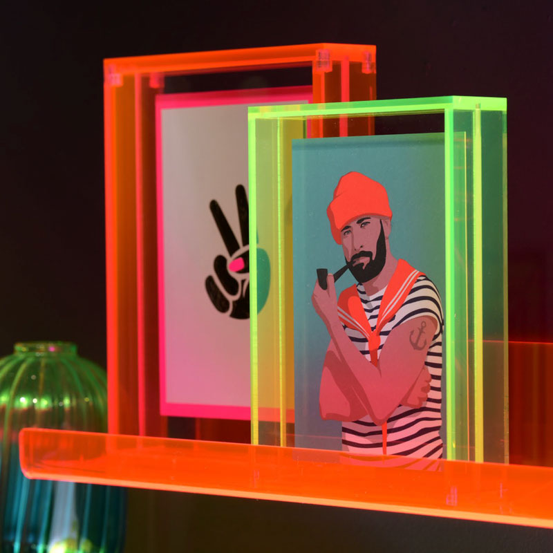 Neon Bilderrahmen aus der Tokio Serie von Gift Company – moderne, leuchtend bunte Rahmen in Neonfarben, ideal für stylische Fotos oder Prints mit trendigem Retro-Touch.