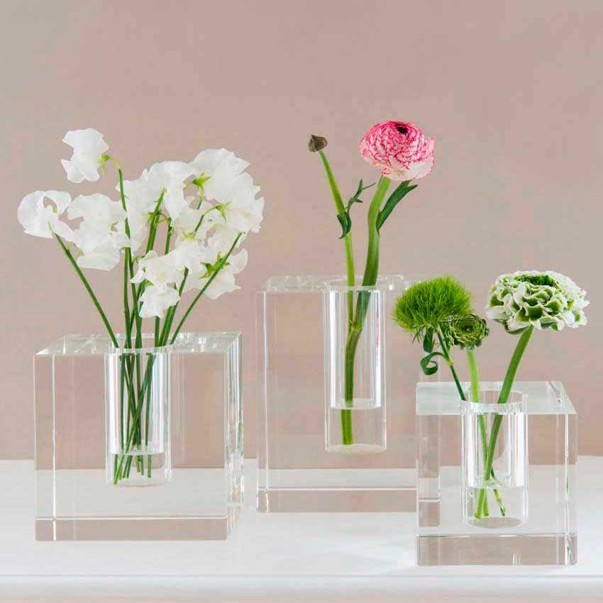 Dioptrics Kristallglasvasen von Gift Company – elegante, transparente Vasen in kubischer Form, die durch schwebende Glaseinsätze Blumen modern und stilvoll in Szene setzen.
