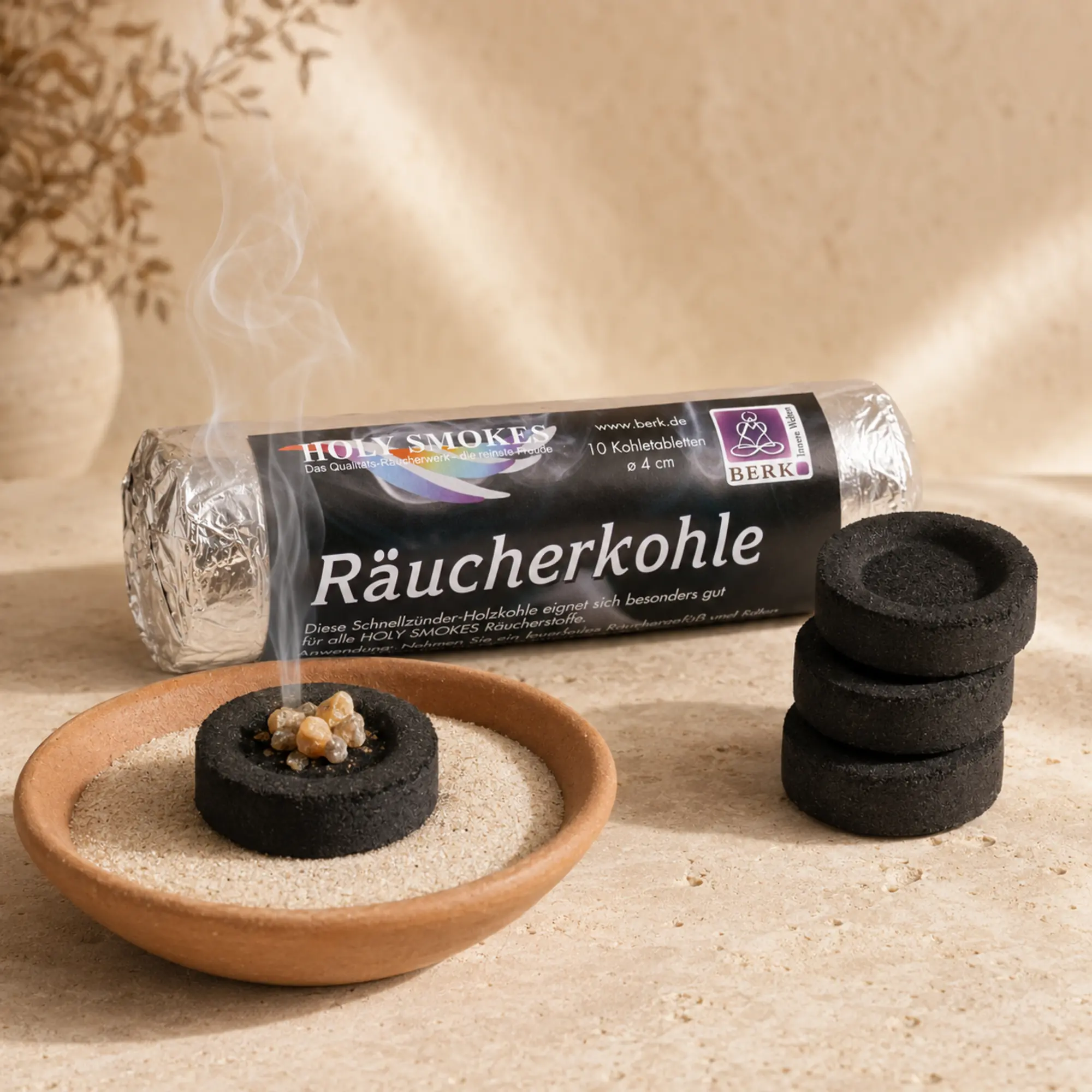 Berk Räucherkohle Ø 4 cm mit Räucherharz auf Sand