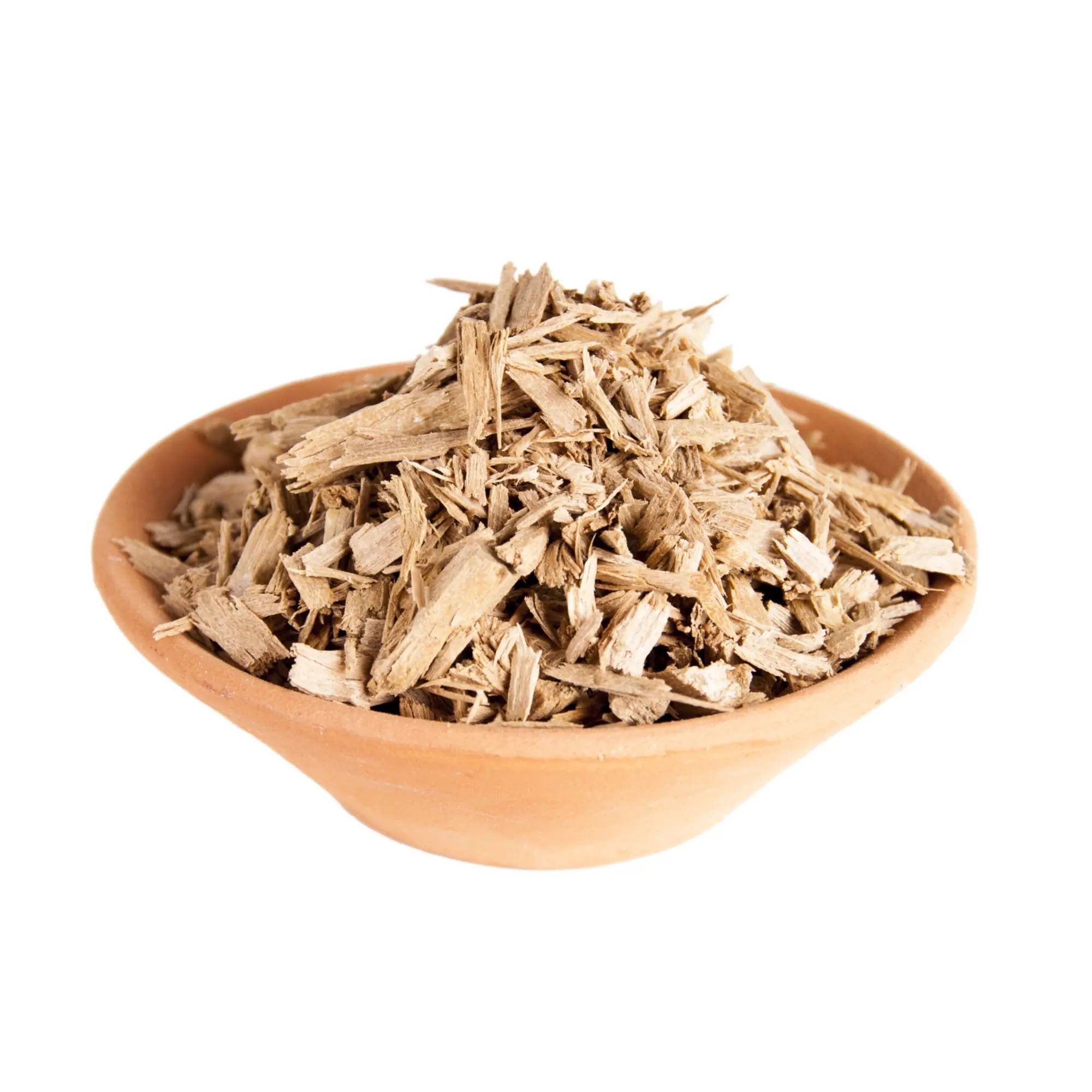 Naturbelassene Sandelholzsplitter als holzig-balsamisches Räucherwerk in einer braunen Tonschale