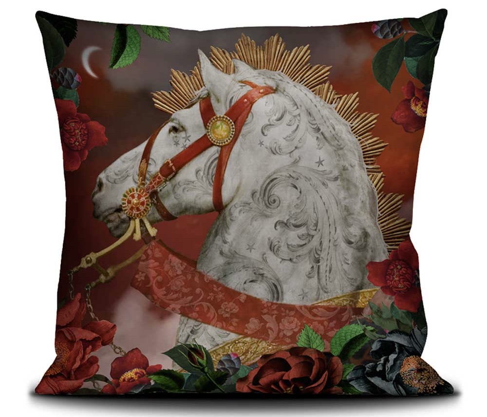 Voglio Bene Luxus Samtkissen 50x50 – weißes verziertes Pferd mit goldener Strahlenkrone, rote Blumen und stimmungsvolle Nachtkulisse – kunstvolles Designkissen.