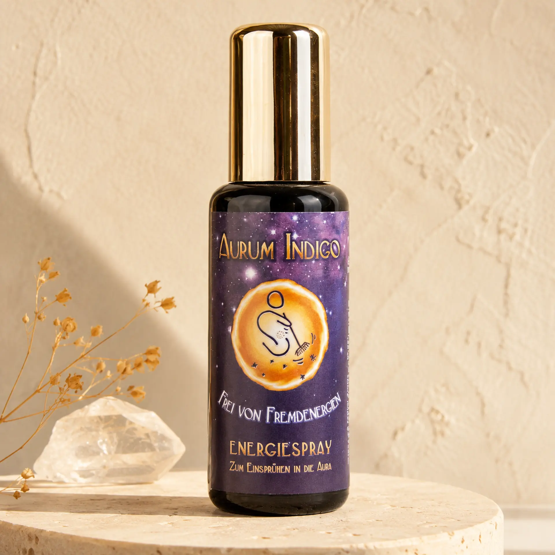 Aurum Indigo Energiespray Frei von Fremdenergien mit goldenem Verschluss auf hellem Travertin.