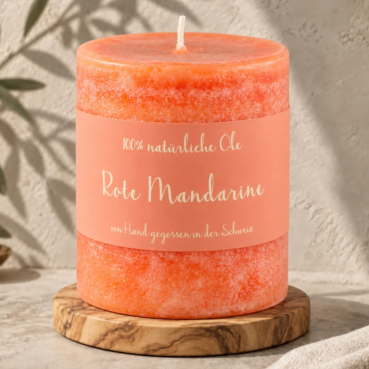 Orange Schulthess Duftkerze Rote Mandarine aus 100 % natürlichen Ölen auf einem Holzsockel