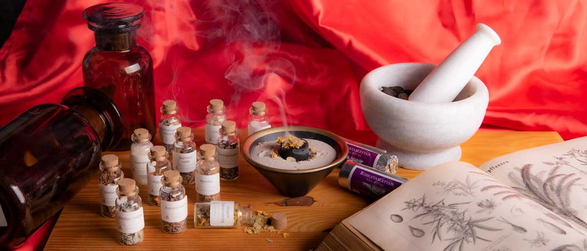 Berk – Kleine Hausapotheke des Räucherns: Edle Gläschen mit Harzen, Kräutern und Blüten, Mörser und Räucherschale für natürliche Heilräucherungen, Reinigung und Wohlbefinden.