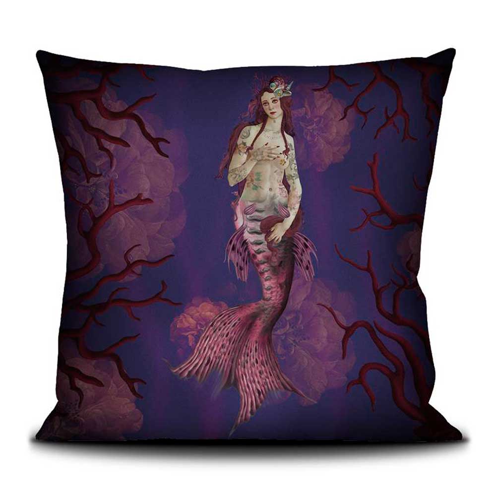 Voglio Bene Samtkissen Ligie la Sirène 50x50 – fantasievolle Meerjungfrau mit Tattoos, rosa Fischschwanz und mystischer Unterwasserwelt auf violettem Hintergrund.