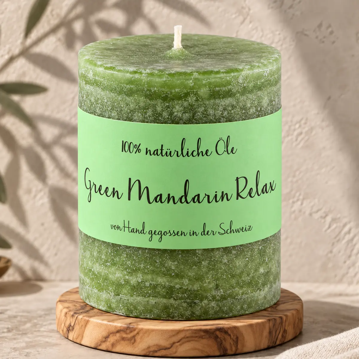 Grüne Schulthess Duftkerze Green Mandarin Relax aus 100 % natürlichen Ölen auf einem Holzsockel