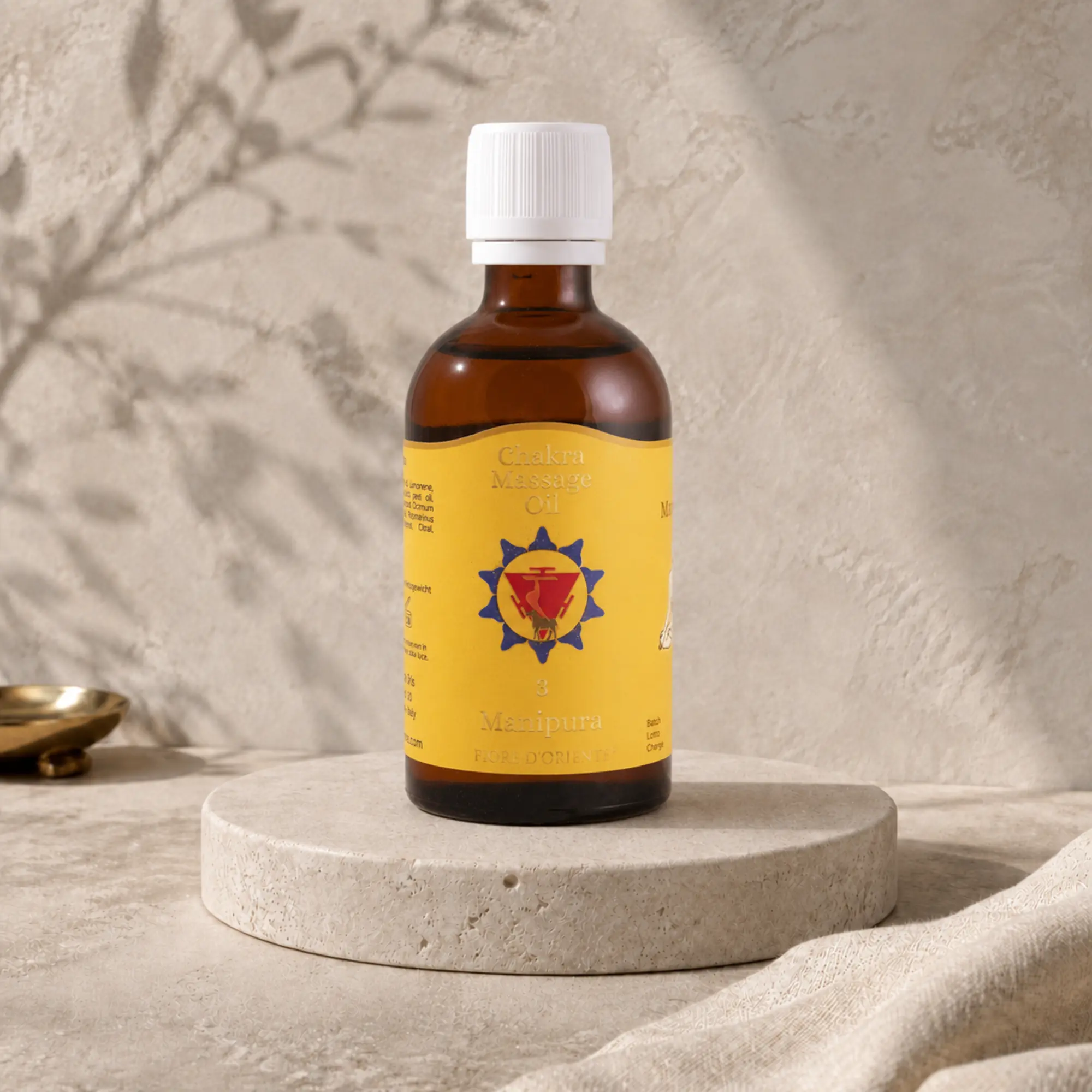 Manipura Solarplexus-Chakra Massageöl von Berk, 100 ml, auf hellem Travertin-Podest