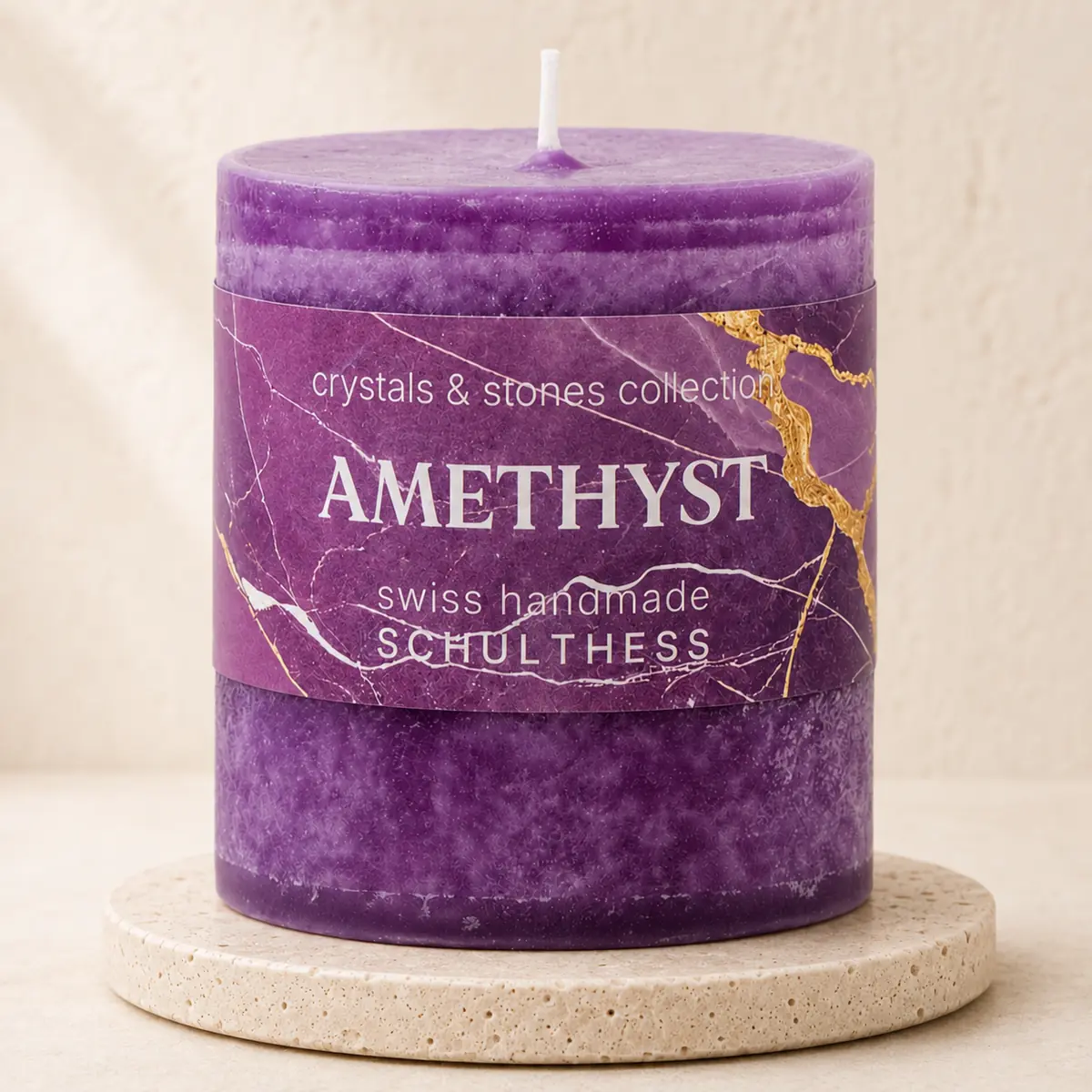 Schulthess Duftkerze Amethyst aus der Crystals & Stones Collection auf hellem Travertin