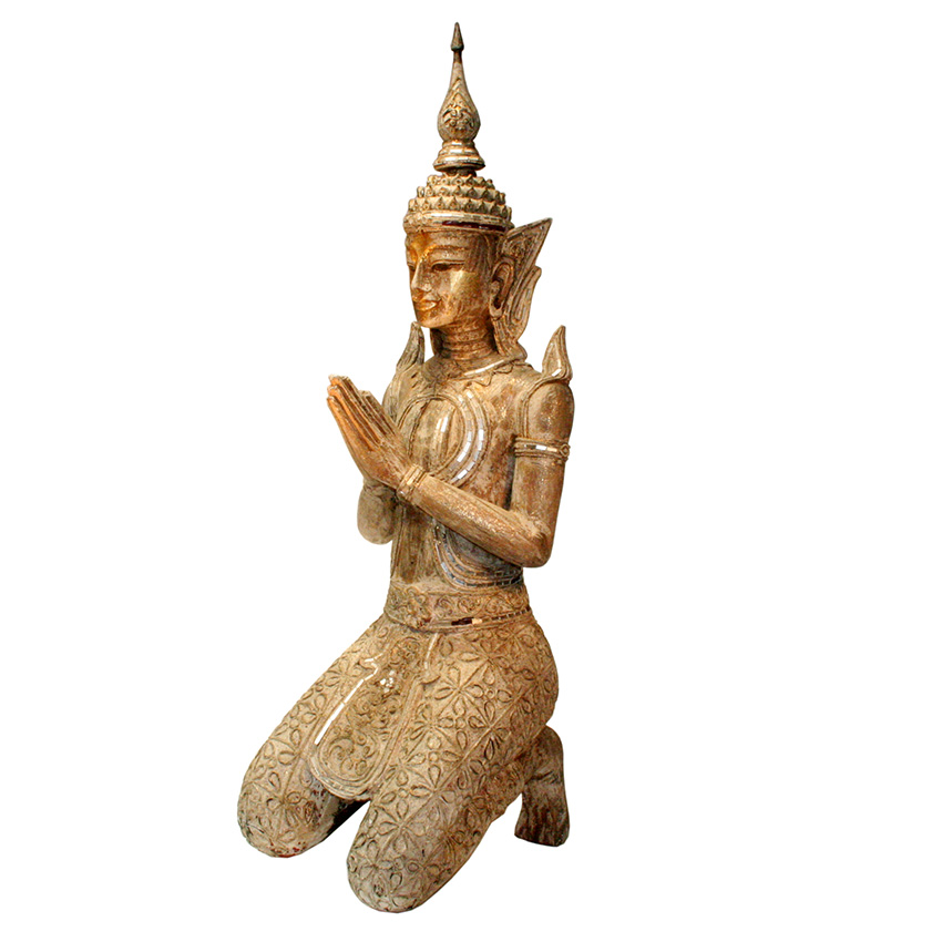 Großer Thepanom Engel im Shabby-Stil aus Chiang Mai, handgeschnitzte thailändische Holzfigur in Gebetshaltung – dreiviertel Ansicht