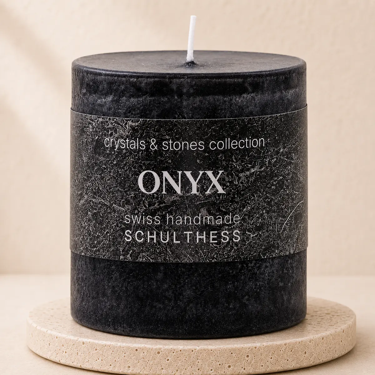 Schulthess Duftkerze Onyx aus der Crystals & Stones Collection auf hellem Travertin