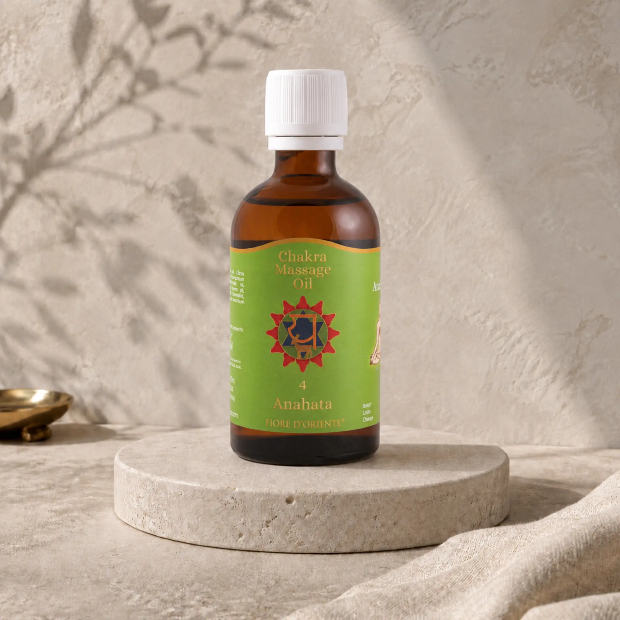 Anahata Herz-Chakra Massageöl von Berk, 100 ml, auf hellem Travertin-Podest