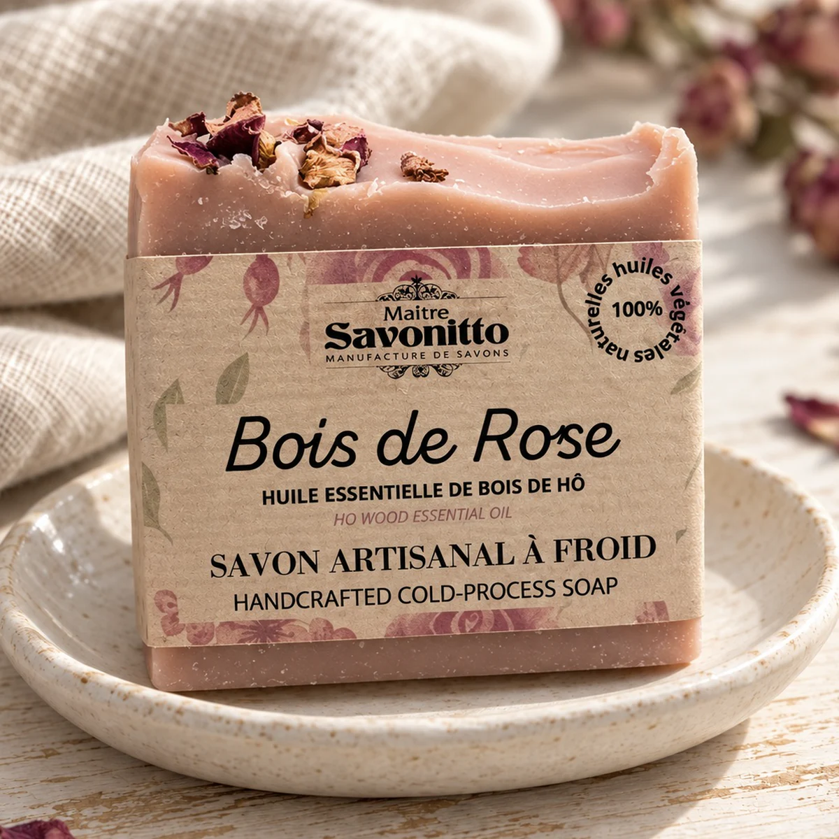 Maitre Savonitto Naturseife Bois de Rose auf heller Keramikschale