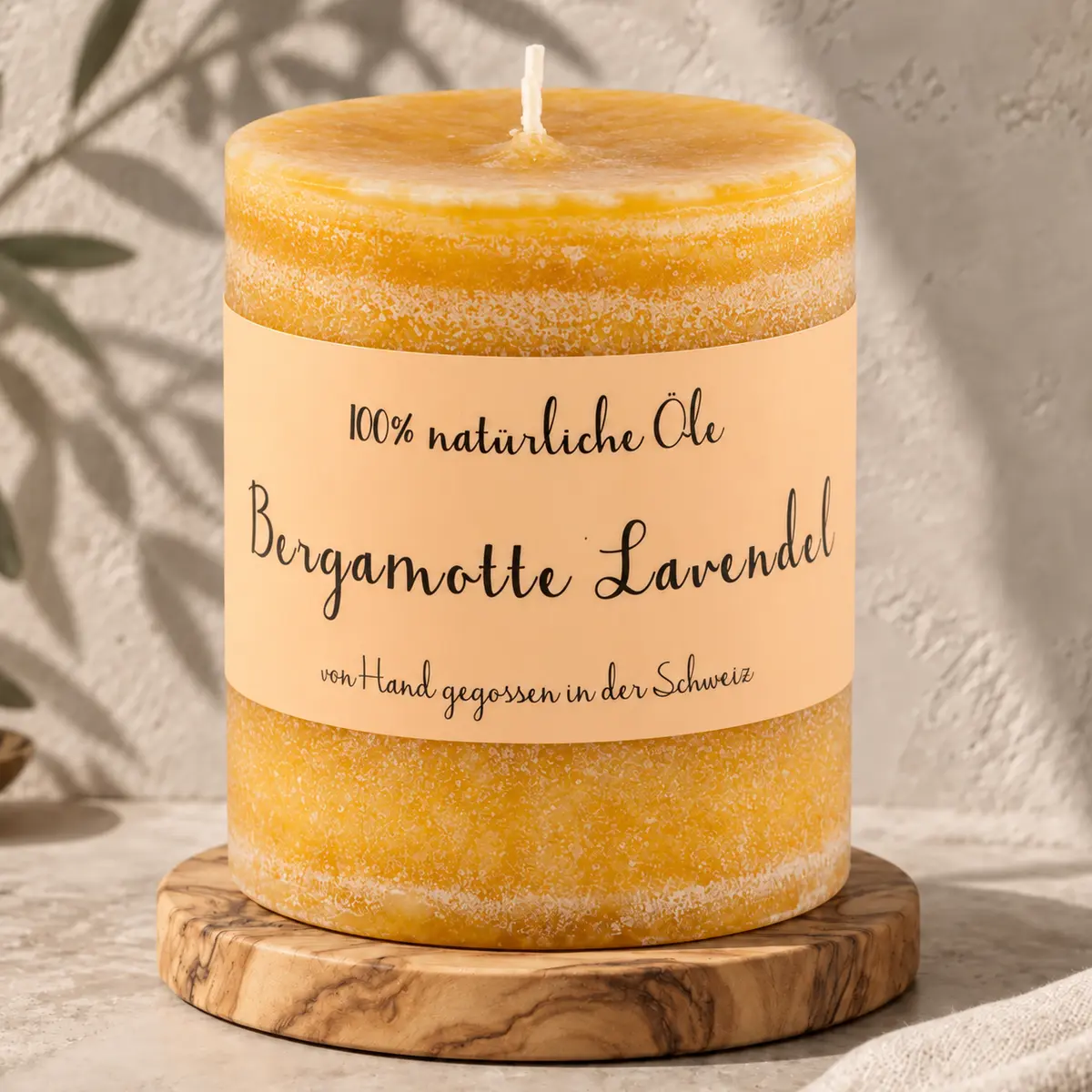 Orange Schulthess Duftkerze Bergamotte Lavendel aus 100 % natürlichen Ölen auf einem Holzsockel