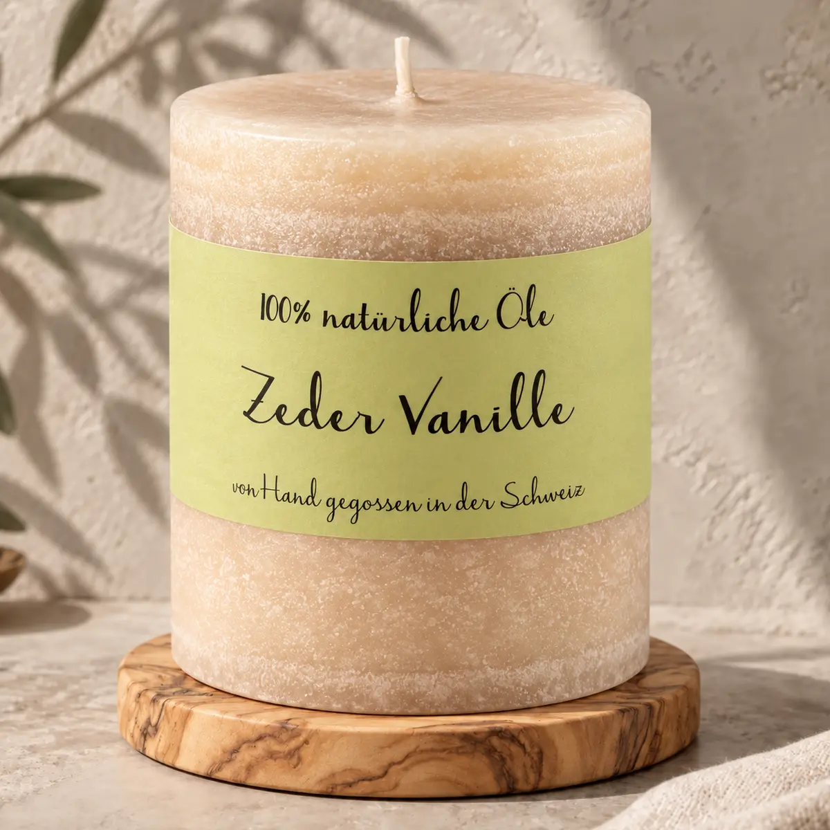 Beige Schulthess Duftkerze Zeder Vanille aus 100 % natürlichen Ölen auf einem Holzsockel
