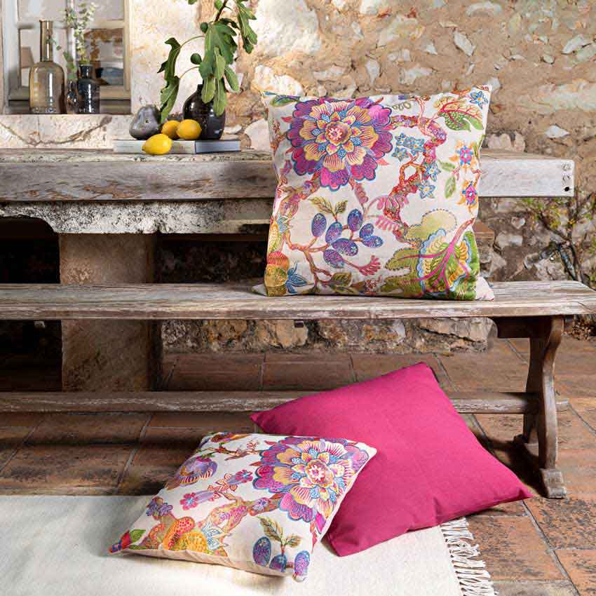 Magma Kissen aus der Kollektion Dunya – sommerliche Wohntextilien mit farbenfrohem Blumenmuster, kombiniert mit kräftigem Pink für mediterranes Flair im Innen- und Außenbereich.