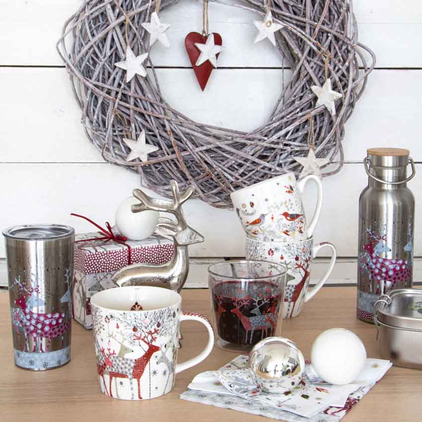 Weihnachtliche PPD Tassen, Gläser und Trinkflaschen mit Rentiermotiv im skandinavischen Design – stilvolle Geschenkideen und Deko für die festliche Jahreszeit.
