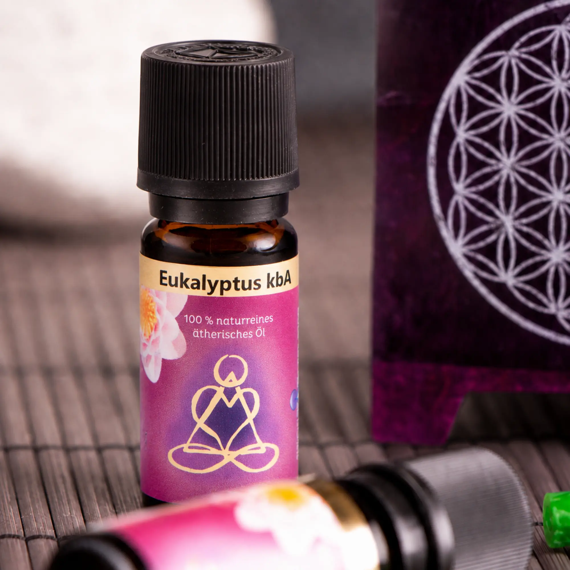 Eukalyptusöl von Berk mit violetter Aromalampe im stimmungsvollen Arrangement