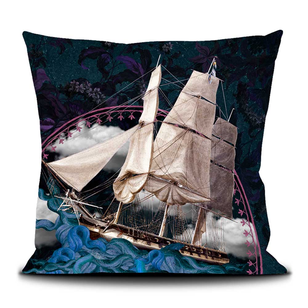 Voglio Bene Luxus Samtkissen 50x50 – Detailansicht eines Segelschiffs mit wolkigem Himmel und dekorativen Elementen auf dunklem Hintergrund, Rückseite Sainte Tempête.