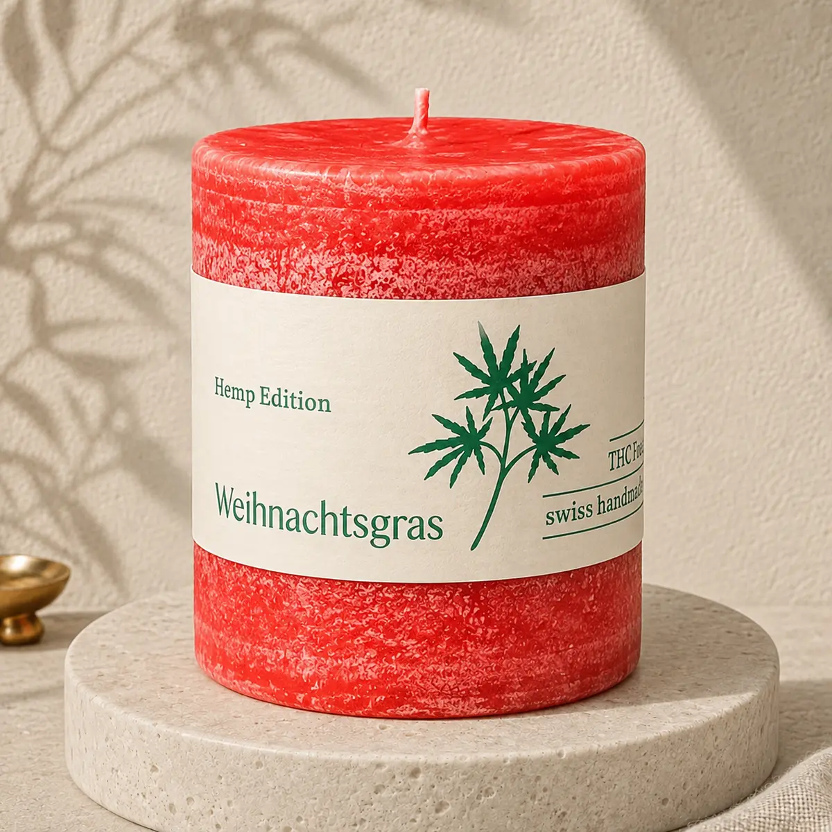 Schulthess Hemp Edition Duftkerze Weihnachtsgras auf hellem Travertin