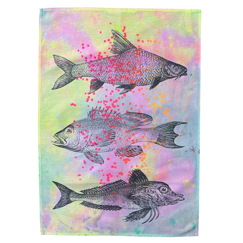 Frohstoff Geschirrtuch mit farbenfrohem Fischmotiv auf pastellfarbenem Hintergrund – handbedrucktes Küchentuch aus Leinen, stilvoll und nachhaltig gefertigt.