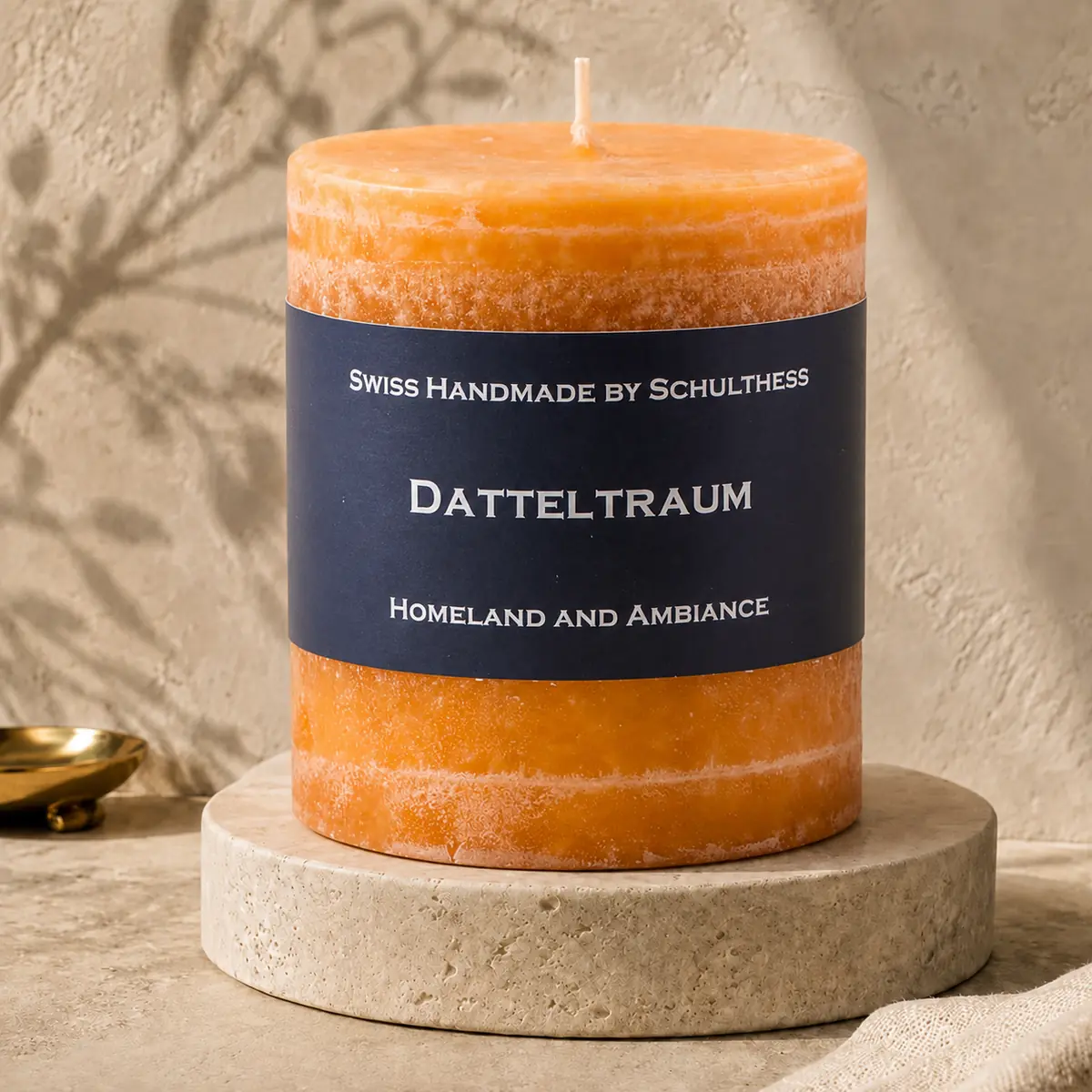 Schulthess Duftkerze Datteltraum auf einem Travertinteller