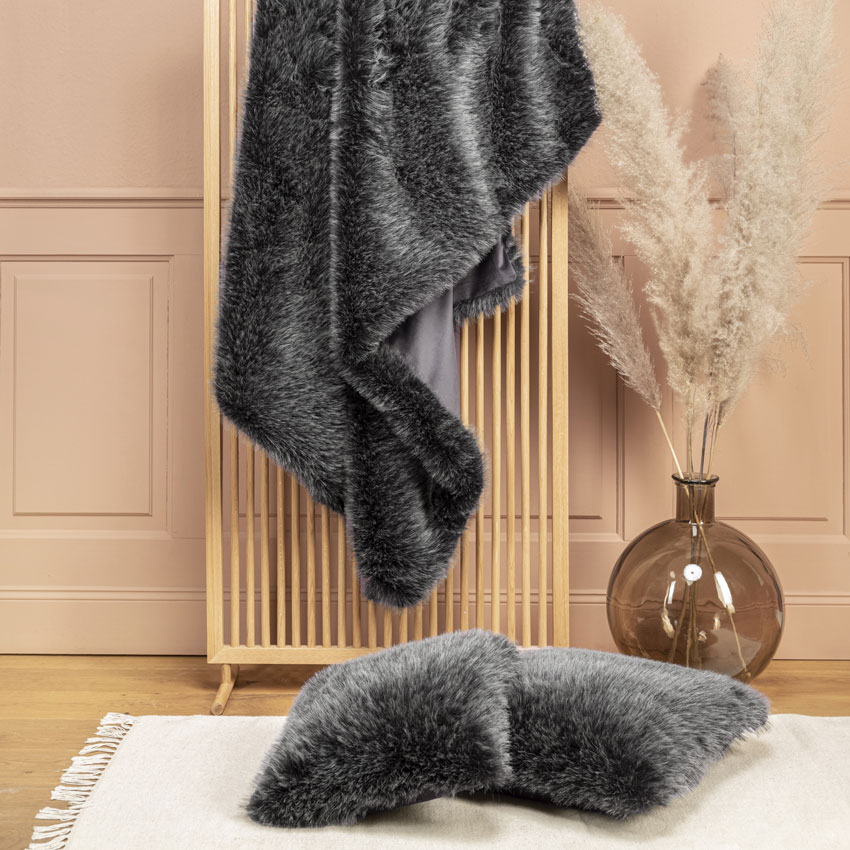 Magma Kissen „Skins“ in edlem Grau mit kuscheligem Kunstfell – stilvoll dekoriert im modernen Wohnambiente mit passender Decke und natürlichen Akzenten.