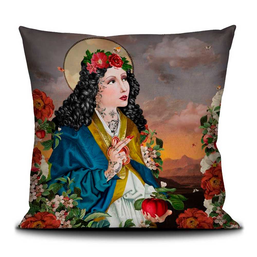 Voglio Bene Luxus Samtkissen 50x50 – Detailansicht der Mange-Figur mit Heiligenkranz, Apfel, floralen Elementen und stimmungsvollem Himmelshintergrund.