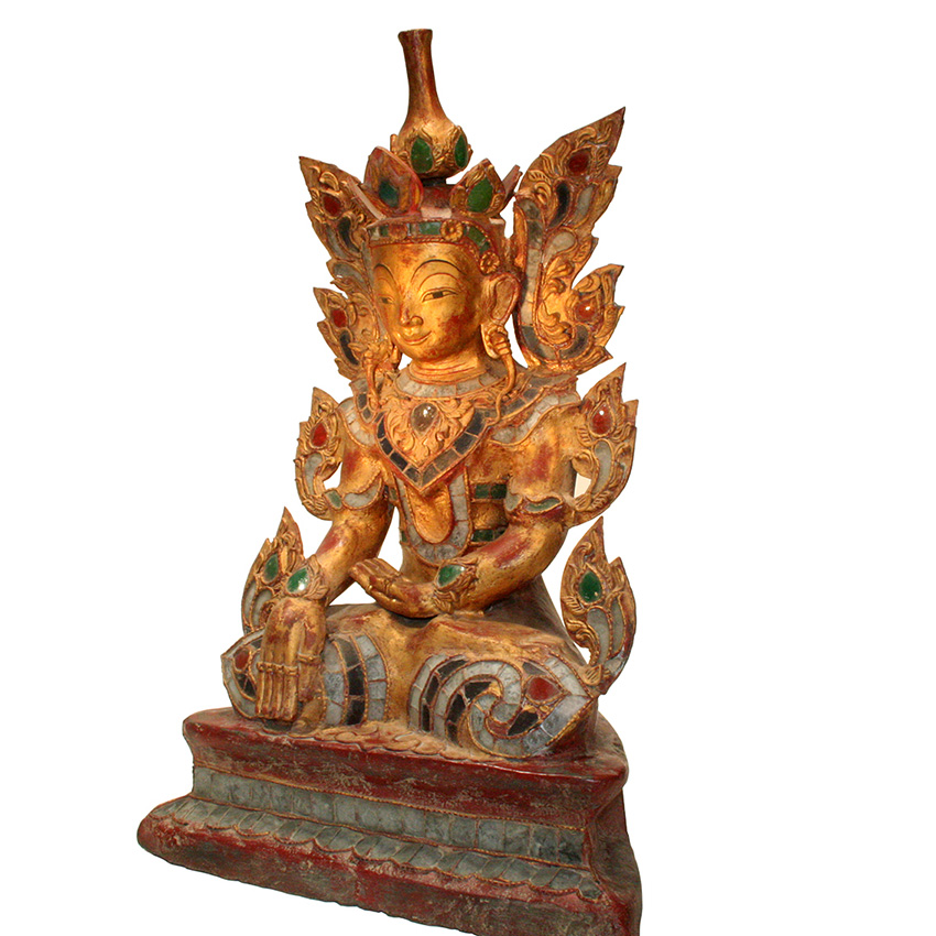 Seitliche Ansicht eines alten burmesischen Königsbuddha aus roter Lacquerware mit farbigem Glasmosaik, vergoldete antike Figur in edlem Stil.