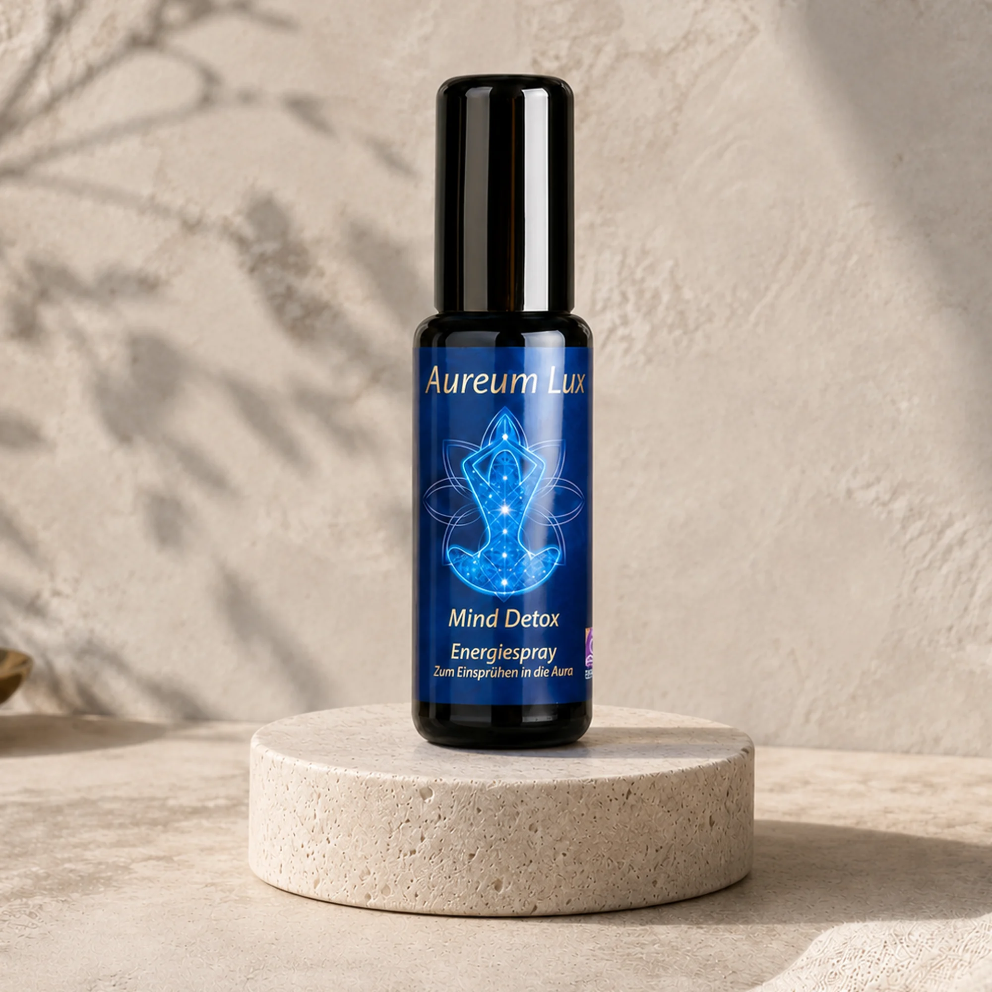 Aureum Lux Mind Detox Energiespray mit schwarzer Kappe auf hellem Travertinsockel
