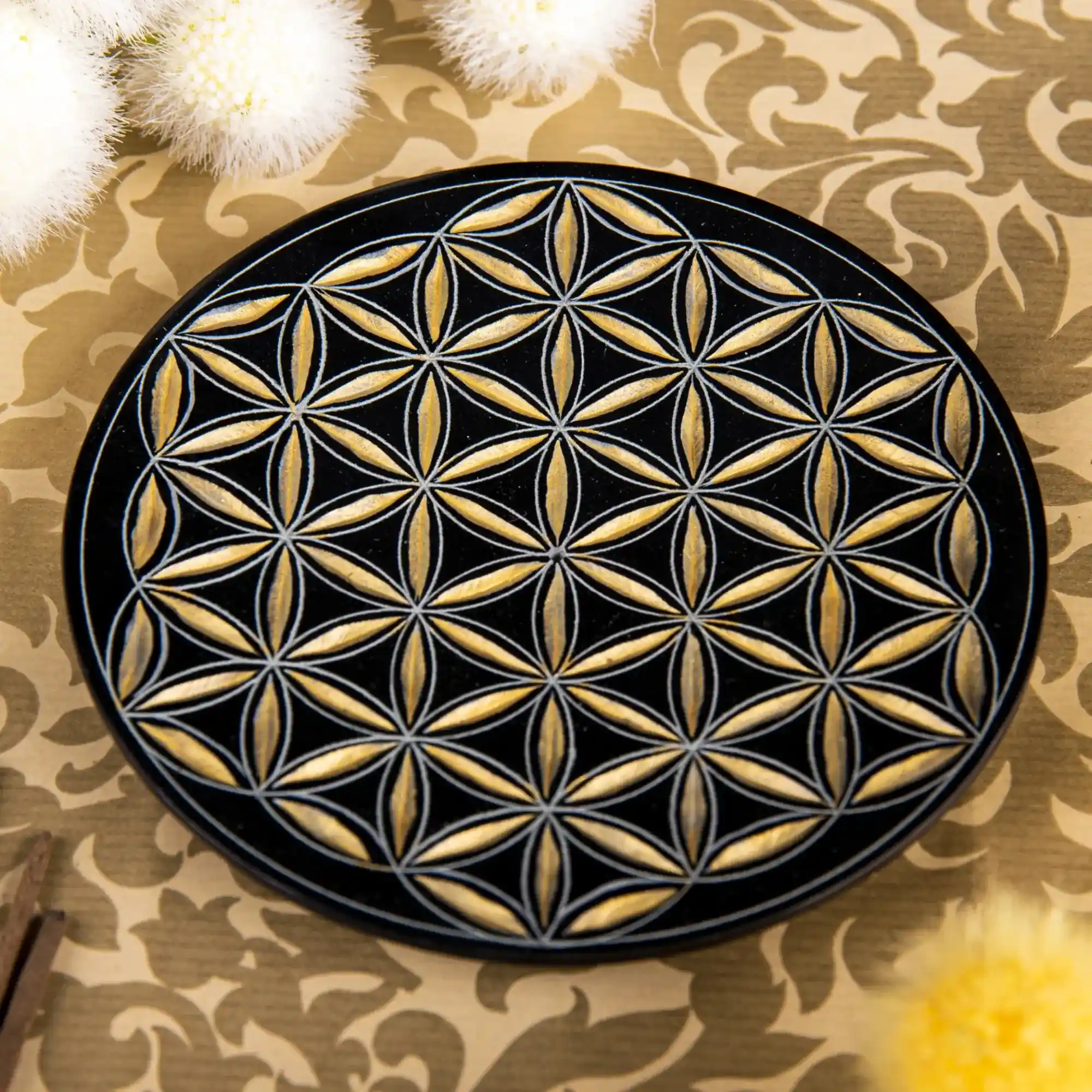 Schwarz-goldener Räucherstäbchenhalter von Berk mit Blume des Lebens in dekorativer goldfarbener Umgebung