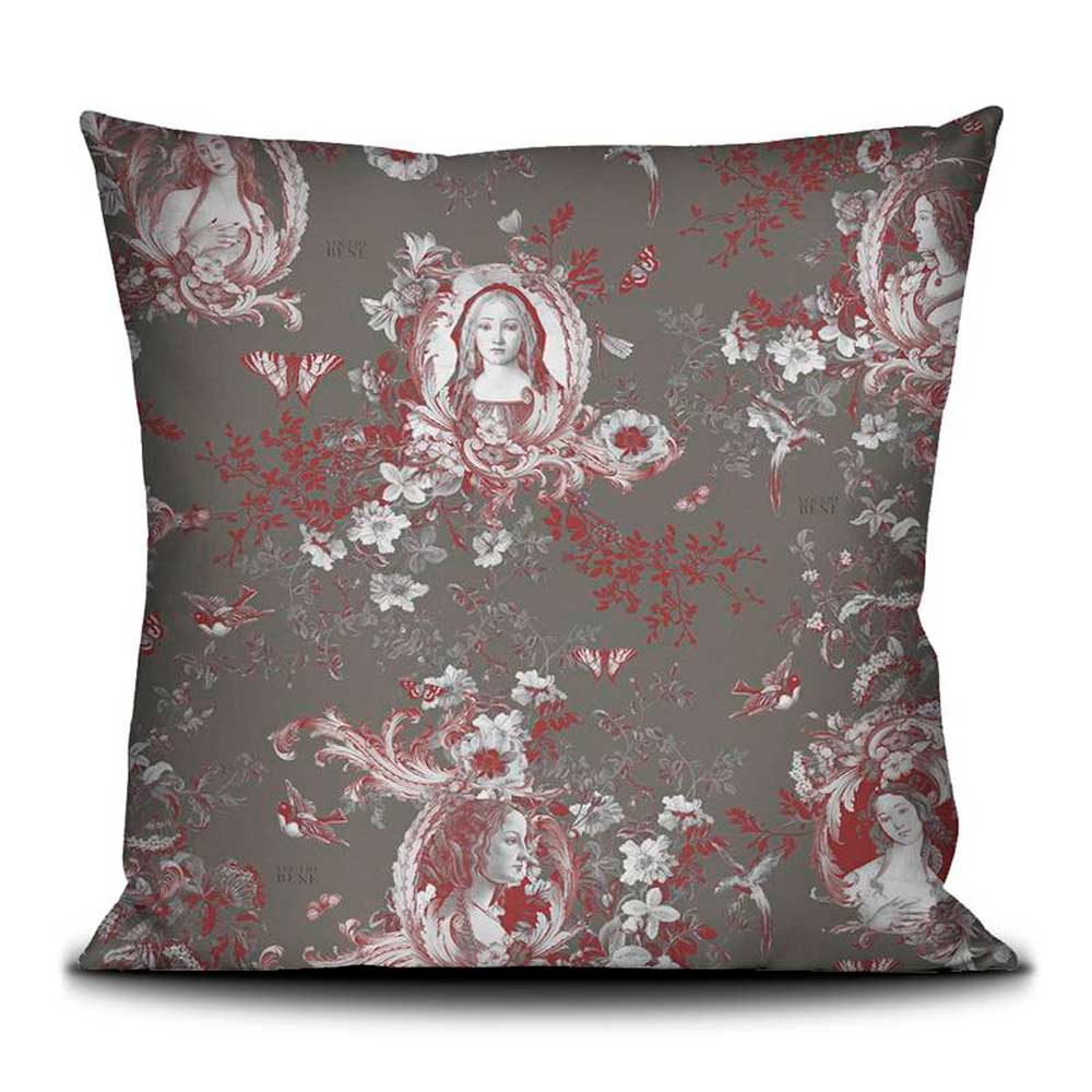 Voglio Bene Samtkissen Simonetta Rot 50x50 – dekoratives Allover-Design mit Blumen, Vögeln und barocken Porträtmedaillons in Rot-Weiß auf grauem Hintergrund.
