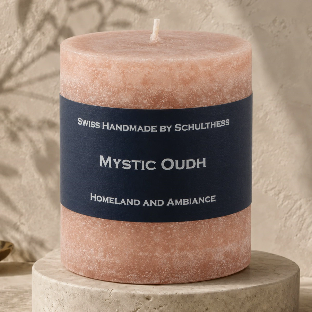Schulthess Duftkerze Mystic Oudh auf einem hellen Travertinsockel