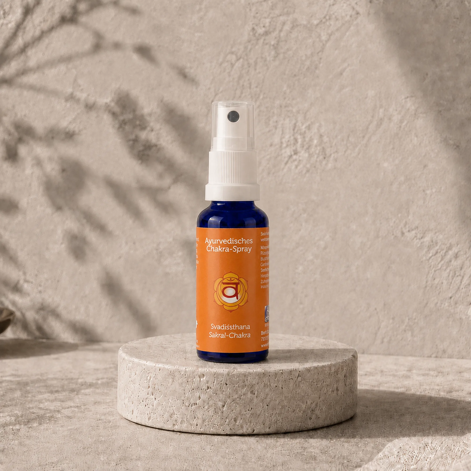 Berk Chakra-Spray Svadhisthana für das Sakral-Chakra auf einem runden Travertinpodest.