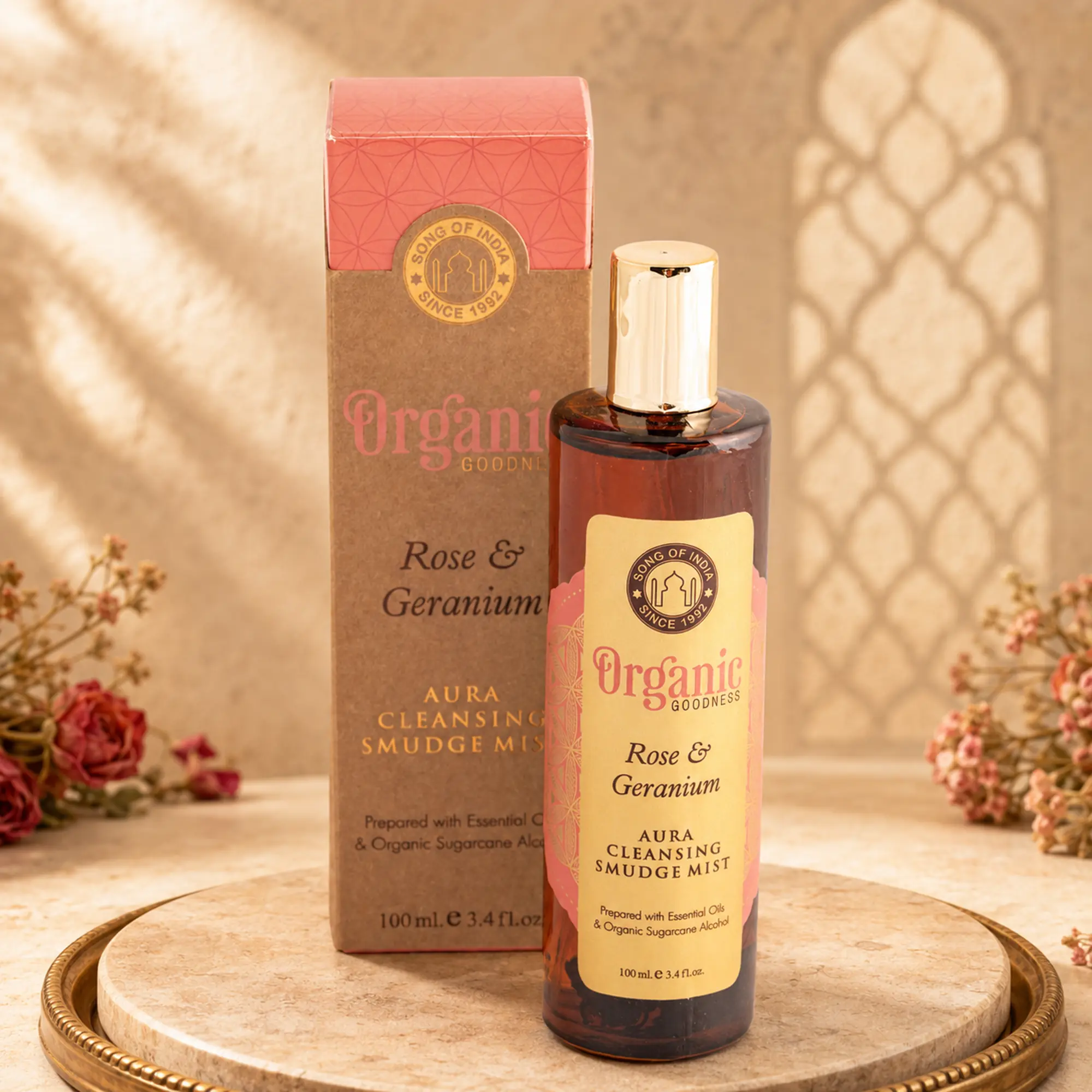 Song of India Rose & Geranium Aura Cleansing Smudge Mist mit Verpackung in orientalisch-indischer Kulisse