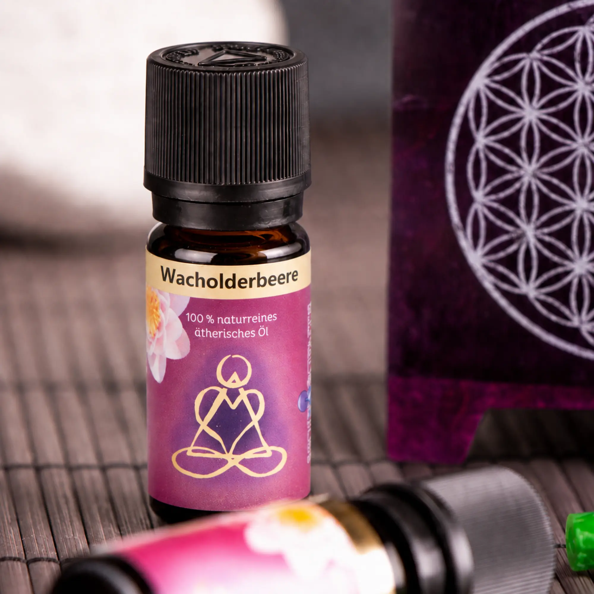 Wacholderbeerenöl von Berk mit violetter Aromalampe im stimmungsvollen Arrangement