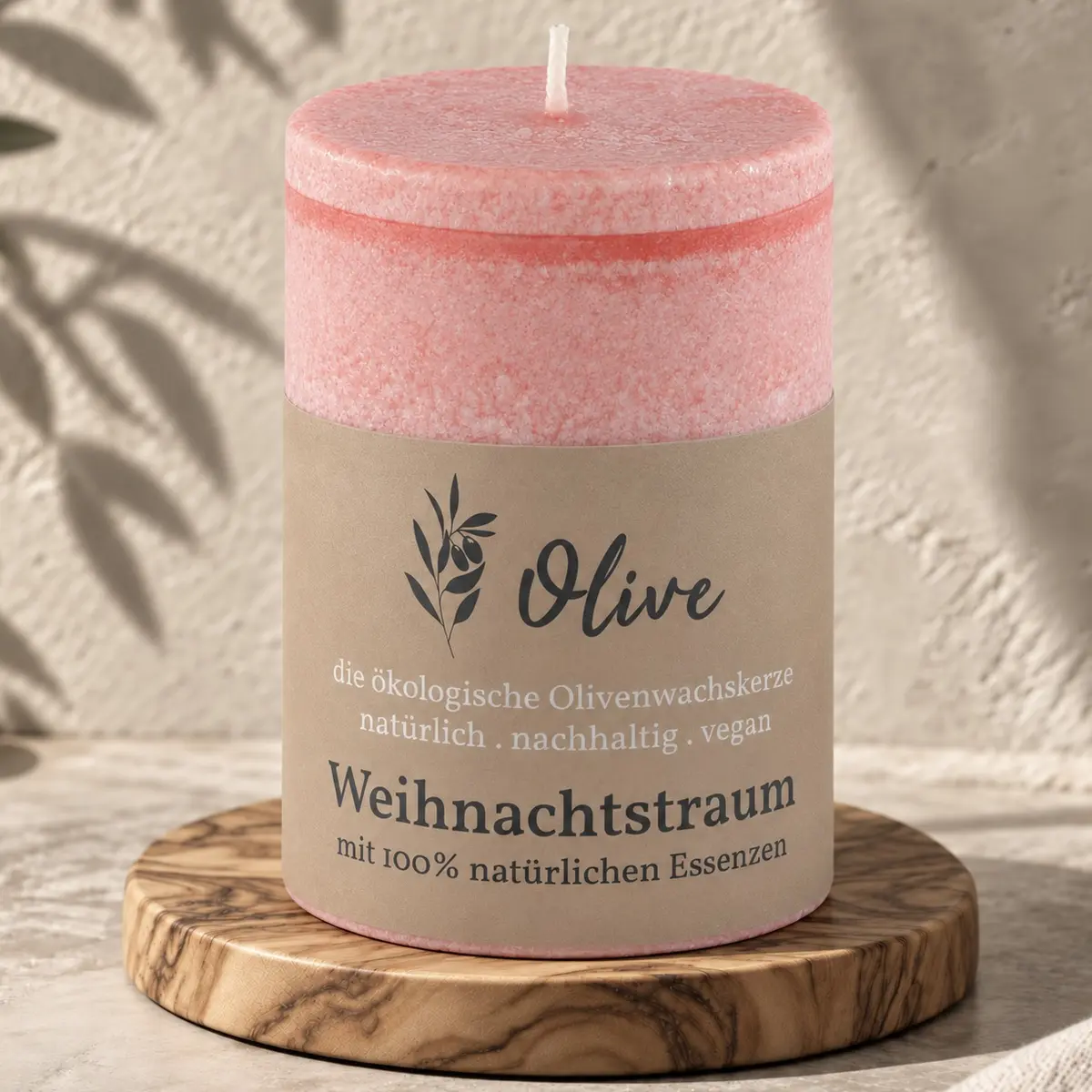 Schulthess Olivenwachskerze Weihnachtstraum auf einem runden Olivenholzteller