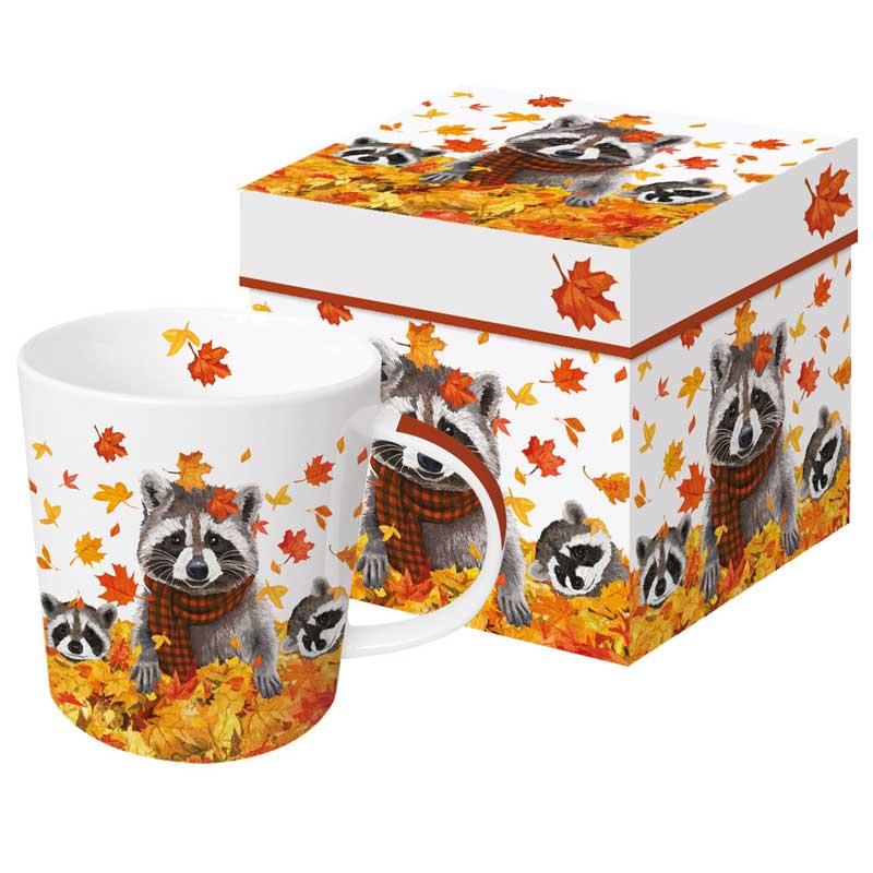 PPD Tasse „Rocky & Friends“ von Two Can Art mit niedlichem Waschbär im Herbstlaub, detailreich gestaltet und mit Geschenkbox – herbstliches Design für gemütliche Tischkultur.