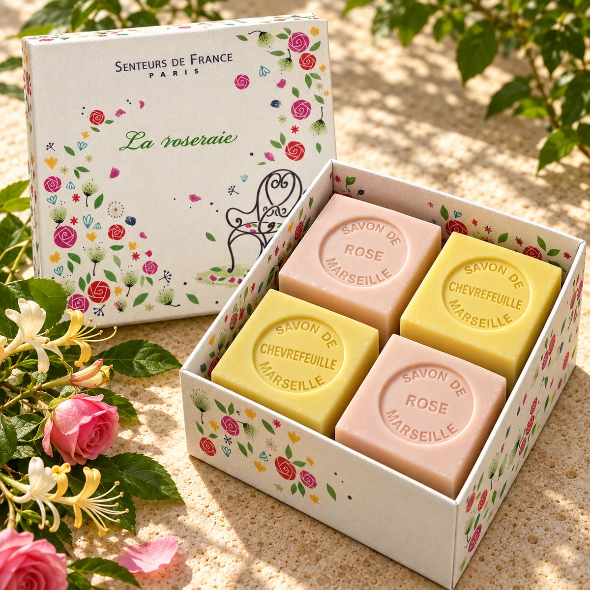 Senteurs de France Seifenset La Roseraie mit je zwei Würfelseifen Rose und Chèvrefeuille in floral illustrierter Geschenkbox.