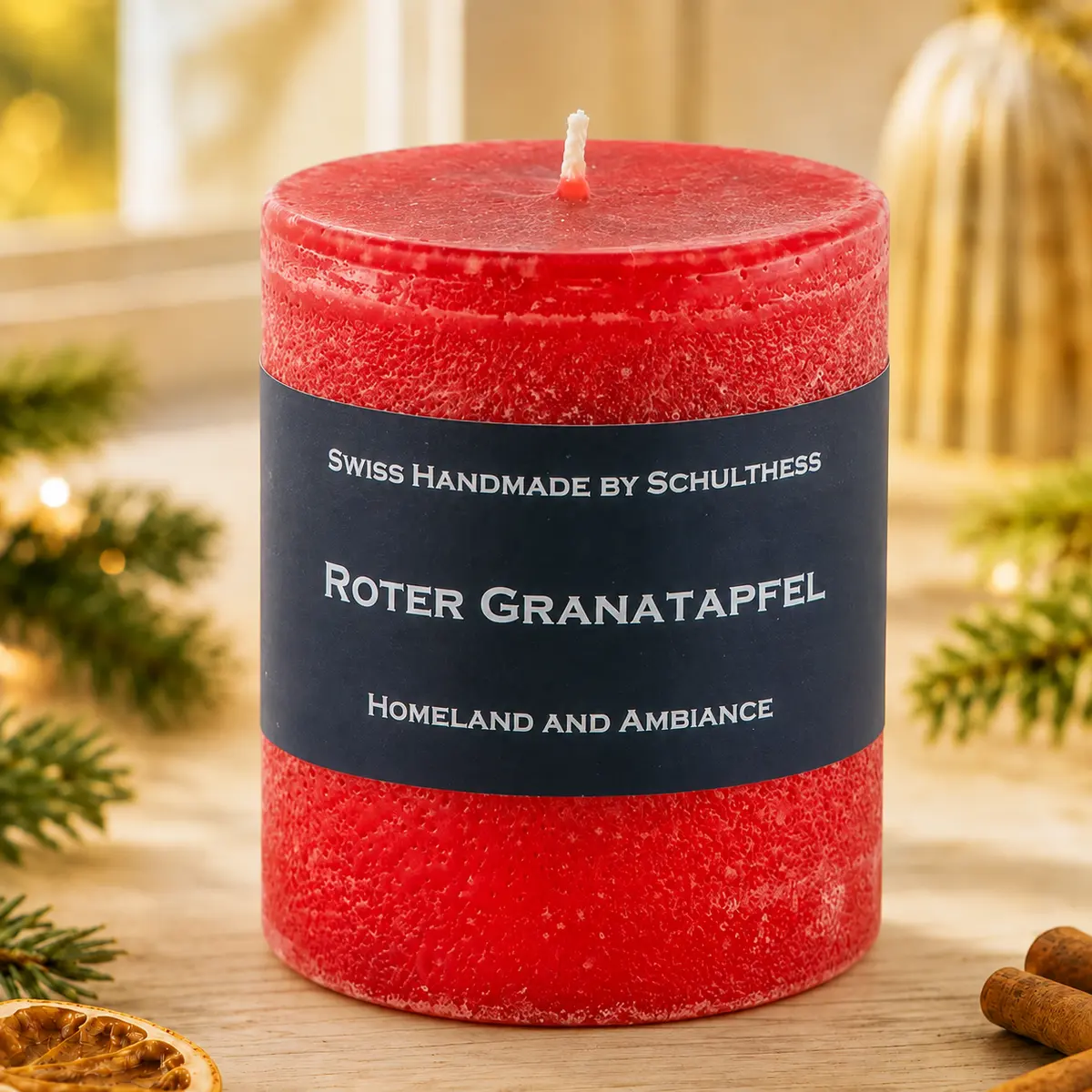 Rote Schulthess Duftkerze Roter Granatapfel in festlicher Weihnachtsatmosphäre