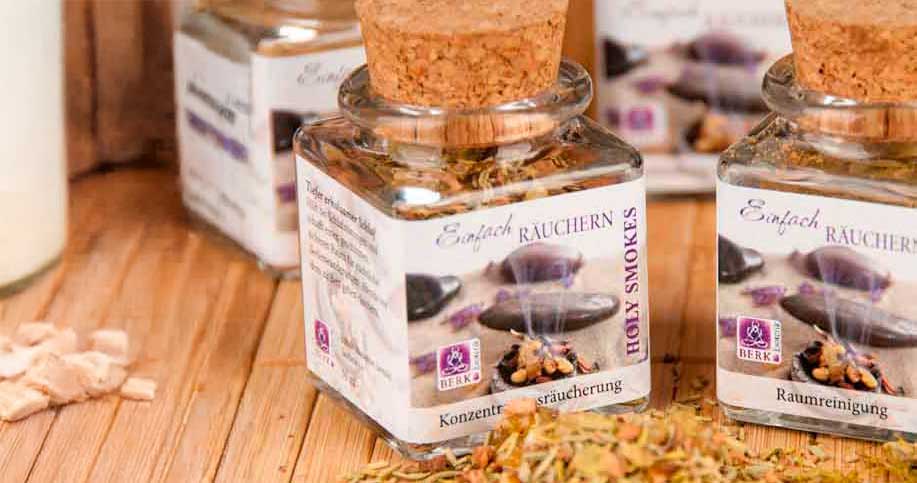 Einfach Räuchern mit Berk – harmonische Kräutermischungen in stilvollen Gläsern, ideal für Raumreinigung, Konzentration und Achtsamkeit im Alltag.