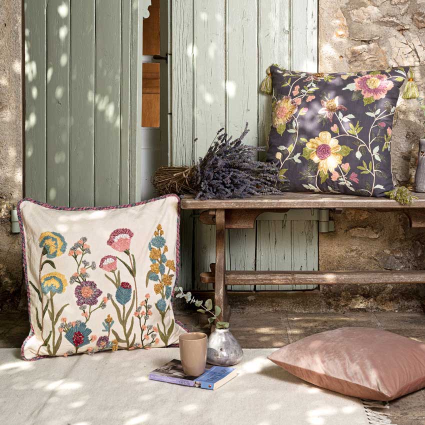 Magma Kissen aus der Kollektion Amelie – romantische Stickkissen mit Blumenmotiven in warmen Farben, ideal für eine gemütliche und natürliche Wohnatmosphäre im Landhausstil.