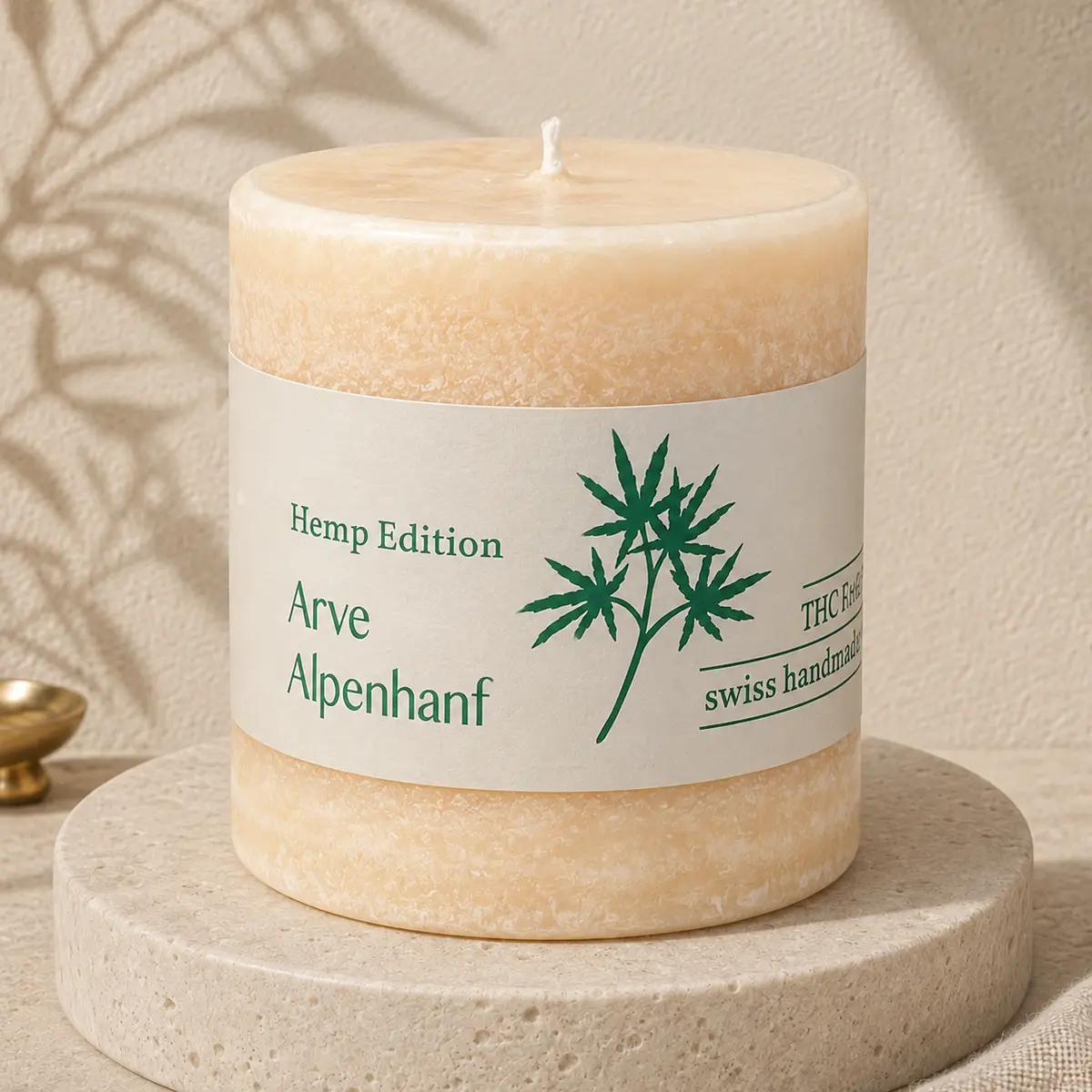 Schulthess Hemp Edition Duftkerze Arve Alpenhanf auf hellem Travertin