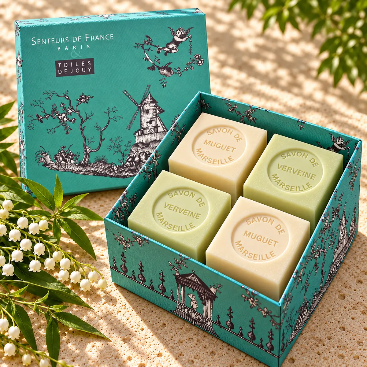 Senteurs de France Seifenset mit je zwei Würfelseifen Muguet und Verveine in türkisfarbener Toile-de-Jouy-Geschenkbox.
