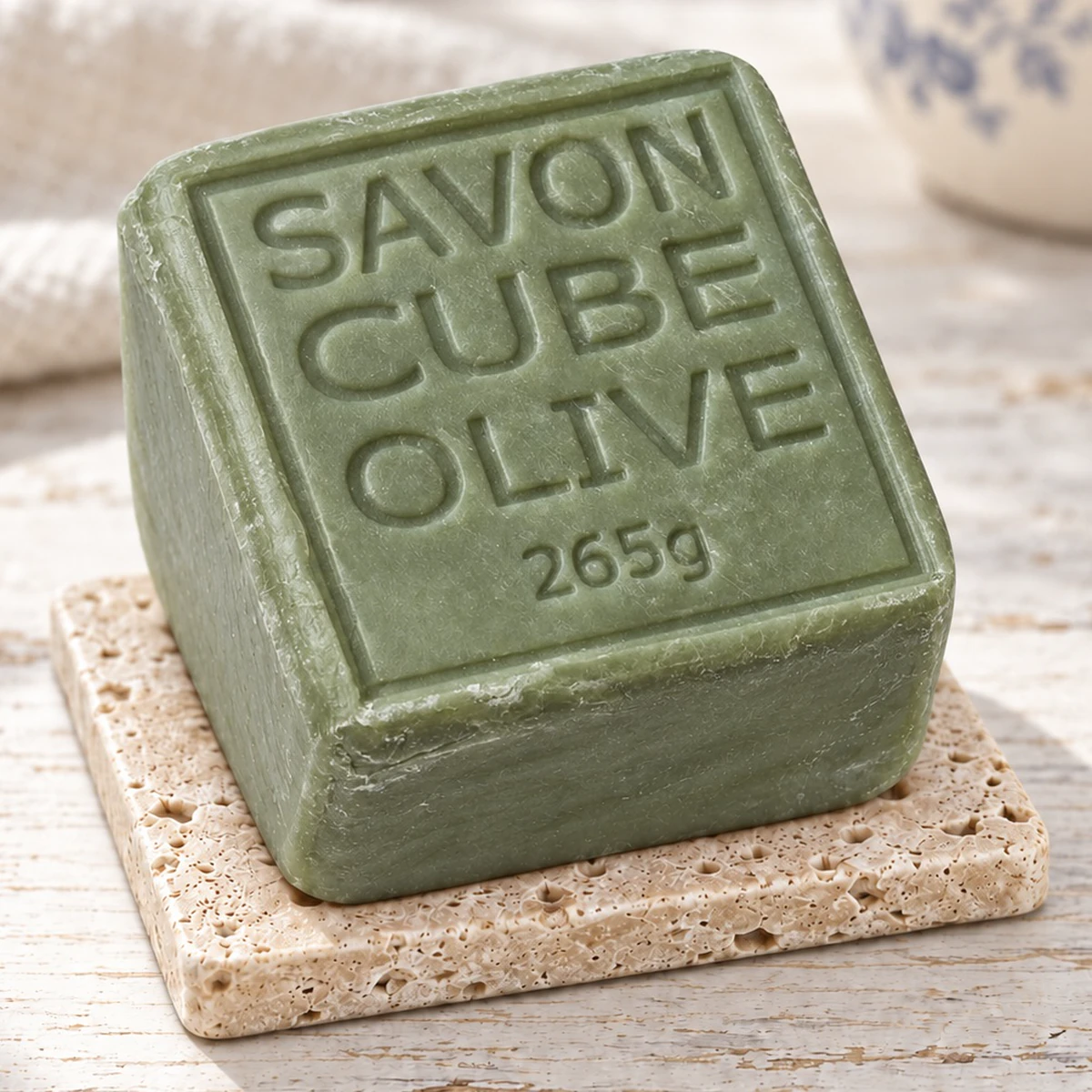 Grüner Maitre Savonitto Seifenwürfel Olive auf Travertin