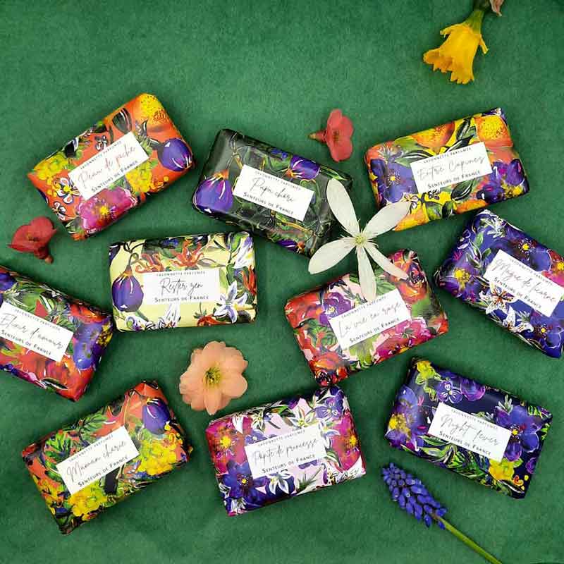 Besondere französische Seifen von Senteurs de France Bunte Seifen von Senteurs de France in floraler Verpackung. Handgemachte französische Naturseifen mit edlen Düften und elegantem Design – perfekt als Geschenkidee.
